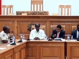 Haïti - Politique : Le Sénateur Desras critique vivement le comportement de ses pairs