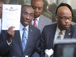 Haïti - Élections : Le Premier Ministre Paul, remet le décret électoral au CEP