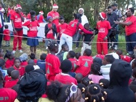 Haïti - Social : Le Père Noël offre des jouets et des tôles à Obléon