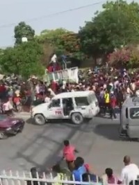 Haïti - FLASH : Les ouvriers du textile et Moïse Jean Charles sur le béton