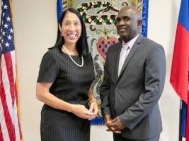 Haïti - Politique : L’Ambassadrice Sison discute des prochaines élections à la Primature