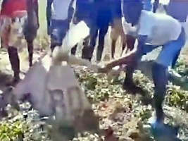 Haïti - FLASH : Des haïtiens tentent de déterrer une borne qui délimite la frontière entre la RD et Haïti (Vidéo)