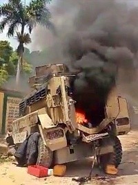 Haïti - FLASH : Un blindé de la PNH incendié à Gressier (Vidéo)