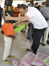 Haïti - Social : Sophia Martelly sur l'île de la Gonâve à l'occasion de la Noël